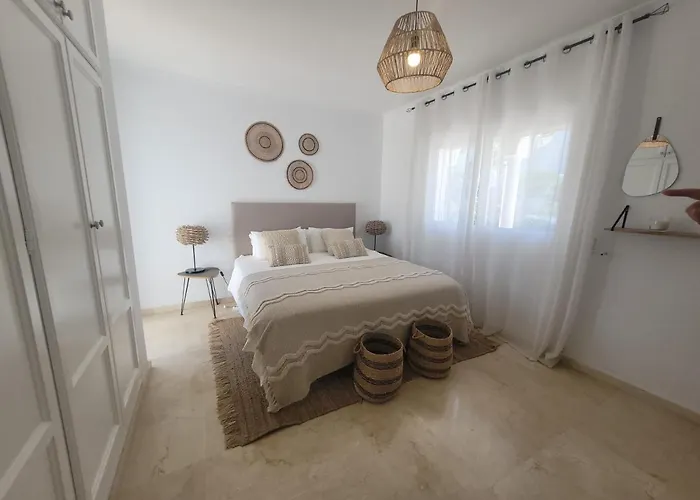 Private Luxurious Walking Distance To Puerto Banus マルベーリャ